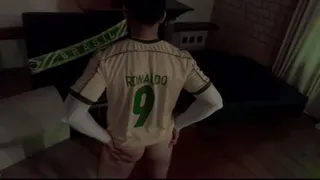 NOVINHO DOTADO BATENDO PUNHETA E GOZANDO ENQUANTO ASSISTE O JOGO DO BRASIL! - COMPLETO NO RED - EVEZZINI