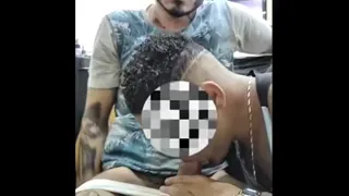 Dedos oleosos abrindo o cuzinho virgem