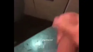 Batendo uma punheta no banheiro do avisão