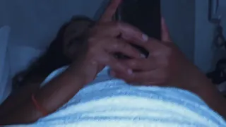 ME SUBO ENCIMA DE MI PADRASTRO JUGANDO Y TERMINAMOS COGIENDO CUANDO MI MAMA SE FUE A TRABAJAR