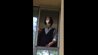 在楼道窗口上洒圣水