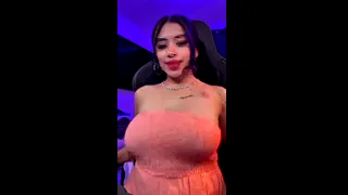 Tiktoker mostrando las tetas