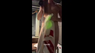 Bi hunk gets naked at the gym locker room/4K