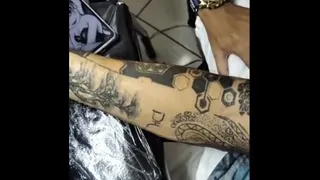 O jeito que ele gemia enquanto eu tatuava
