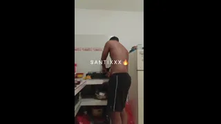 Big dick se pone cachondo cuando cocina