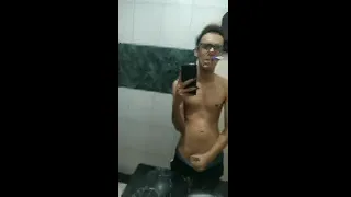 Twink Escovando os Dentes enquanto Bate Punheta