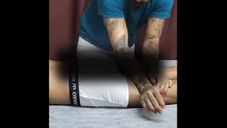 Vizinho se despindo e deitando nervoso na maca