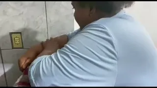 Agiota foi me cobrar em casa , não tinha dinheiro então acabei levando muita gozada na boca e ainda gozei em jato ( squirt)