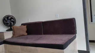 HOMEM CASADO LEVA MULHER  PRA FUDER EM SUA CASA QUANDO A ESPOSA SAI PRO TRABALHO ELE QUER GOZAR DENTRO MAIS ELA NAO DEIXA