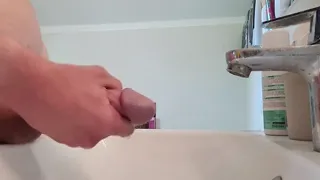 Cumming in my sink🥵🍆