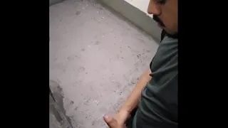 Mijando em banheiro público e tomando porra de macho