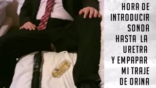 sondeando uretra con traje y corbata, empapando mi camisa, corbata y pantalon con mi orina caliente