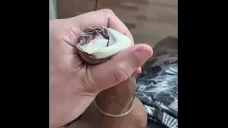 NOVINHO HETERO BRINCANDO COM O PENIS E GOZANDO COM CAMISINHA