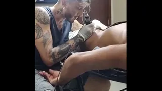 Mão safada durante a tatuagem na bunda