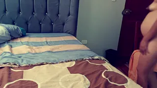 Hijastro se folla a una madrastra tetona maravillosamente en el hotel