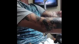 Mão boba durante a tatuagem