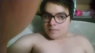 Tocándome en mi cama para ustedes :3