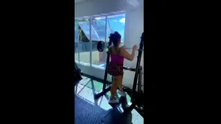 Gostosa do rabão treinando e se exibindo