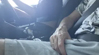 Mulher motorista de APP parou carro ao ar livre para foder com passageiro!