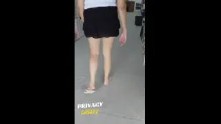 Me exibindo com calça transparente e saia curta e nua na rua