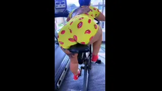 Roçando a buceta no banco da bike