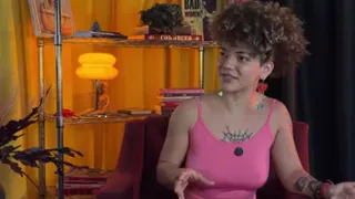 Novinha revela suas fantasias num podcast safado