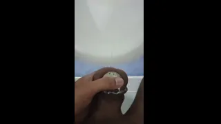Orinando con jaula de castidad