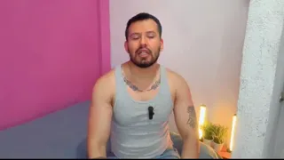 Capataz dotado de la finca rellena el culo de un pasivo culon a pelo! se lo folla en el suelo de los corrales de la finca! Relato sexual