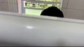 Fodas, punhetas e mamadas no banheiro!