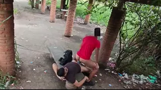 PASSEI O DIA DANDO MEU CU NESTE BANCO DE PARQUE. 5 CARAS HÉTEROS FIZERAM FILA PARA ME COMER E GOZAR NO MEU CU