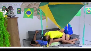 Três homens com tesão é ainda melhor assistindo jogo de futebol.
