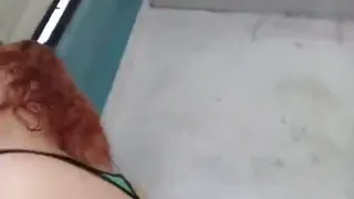 MI HERMANASTRA ESTABA HACIENDO ALGO EN SU HABITACION Y YO ENTRO A AYUDARLE (segunda parte)