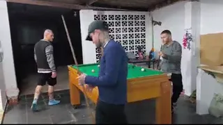 O padrasto do meu amigo chegou em casa antes do horário esperado...  Fomos pegos no flagra! Assiste até o final e vê o que aconteceu.