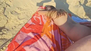 Sexo de riesgo para esta pareja española en la playa