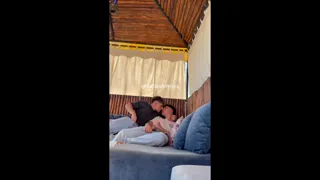 due ragazzi italiani si divertono su terrazza in Marrakech