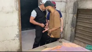 Segurança pegou em fodendo o puto na construção e veio meter junto