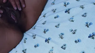 Pequeña Latina se me insinúa con su Mini Short y me provoca para que la folle