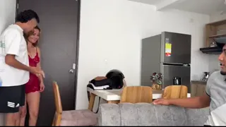 Me cojo muy duro a la mujer de mi vecino, mientras el cornudo esta distraido.