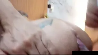 MENINÃO VEIO FAZER UMA MASSAGEM ESPECIAL E ACABOU ESFOLANDO O RABÃO DESSE COROA PUTÃO