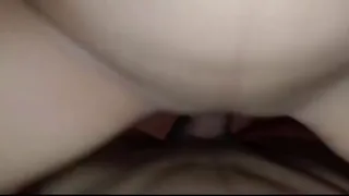 ANAL Morrita de 18 años, promiscua y atrevida, vive un amorío apasionado con su hermanastro en la intimidad de una casa sola, donde la lujuria desatada llena cada rincón de su aventura universitaria