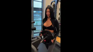 Big tits bounce as she lifts heavy weights 💦