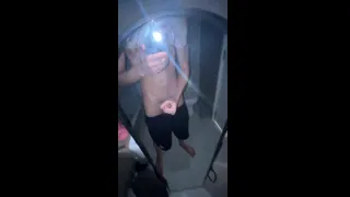 Me masturbo mientras todos duermen