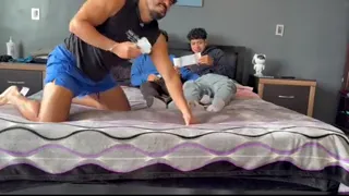 Compa vergón me ayuda a probar juguete sexual y después me rompe el nudo de globo