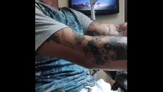 A mão que não resistiu ao desenho da tatuagem