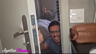 Abri a porta so de toalha pro encanador fui pro banho o safado entrou no no banheiro e fodeu minha buceta e gozou na minha boca (VIDEO COMPLETO NO RED)