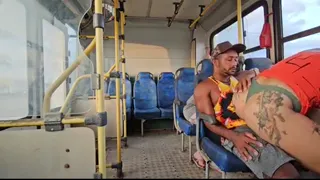 UM CASAL SEM VERGONHA TRANSANDO DENTRO DO ONIBUS E PASSAGEIRA DO BANCO DE TRAS FILMANDO TUDO