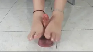 Trans con hijab montando dildos y mostrando sus pies