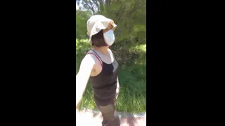 耐不住寂寞，手淫走到公园门口被发现，最后拼命逃跑