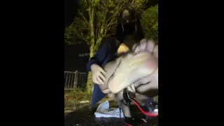 夜深人静，我在公园自慰完，准备回家。