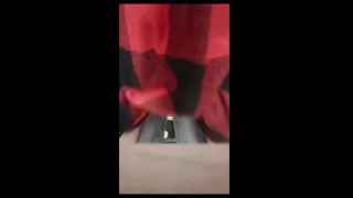 Дождалась пока все уйдут и сразу же начала тереться пиздой о стул чтобы успокоить постоянно возбуждённую щель